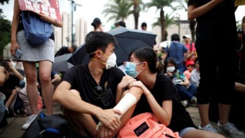 Полиция Гонконга открыла огонь по демонстрантам