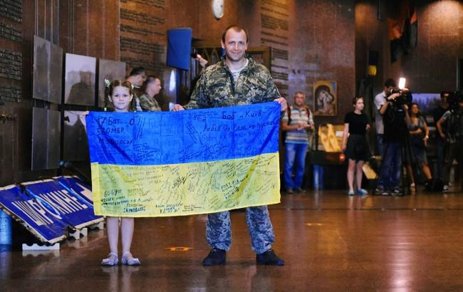 В Киеве открылась выставка флагов, привезенных из АТО