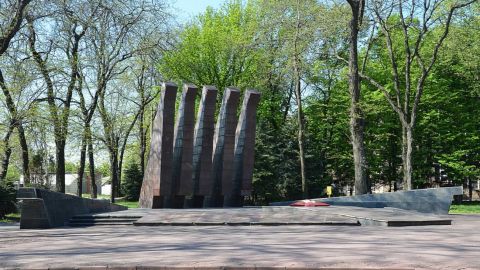 В Кривом Роге вандалы осквернили братскую могилу: "это дно" (фото)