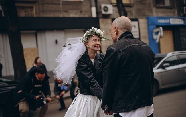 "Любовь всегда победит": волонтеры Стася и Антон поженились в метро и сделали фото в разбитом Харькове
