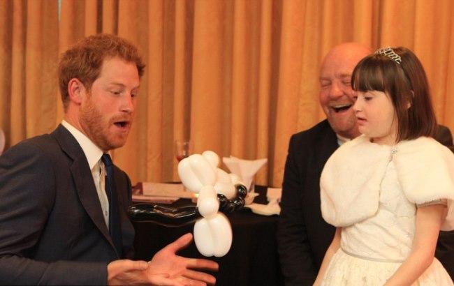 Дети приняли наследника британского престола за клоуна