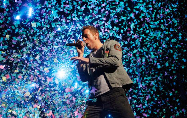 Солист группы Coldplay остановил концерт ради предложения фаната своей девушке