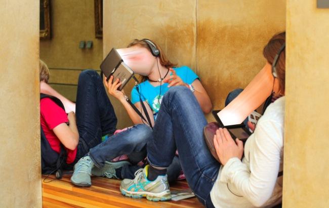 Французский фотограф показал, как телефоны "крадут" души