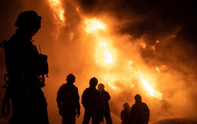 РФ ночью обстреляла промышленный объект в Полтавской области, возник большой пожар