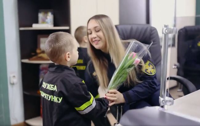 Маленькі рятувальники привітали українок з 8 березня: це відео підірвало мережу