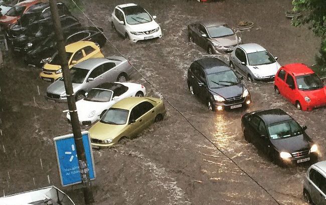 Дніпропетровськ затопило через сильну зливу
