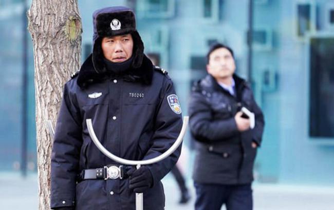В Пекине мужчина напал с ножом на посетителей ТЦ, погибла женщина