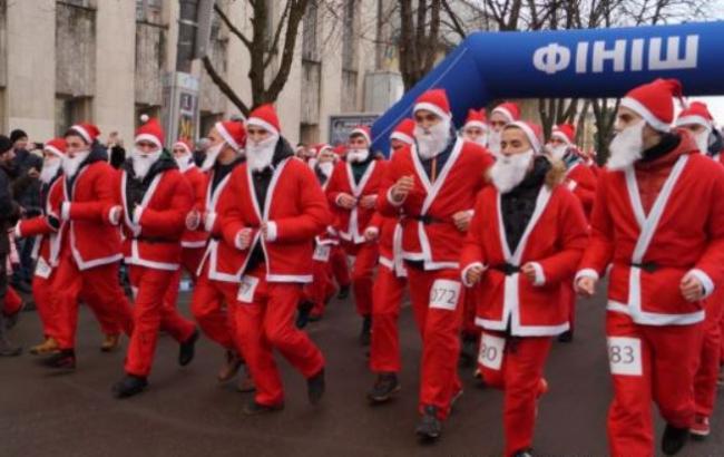 У Дніпрі вулицями пробіг натовп "сант"-легкоатлетів