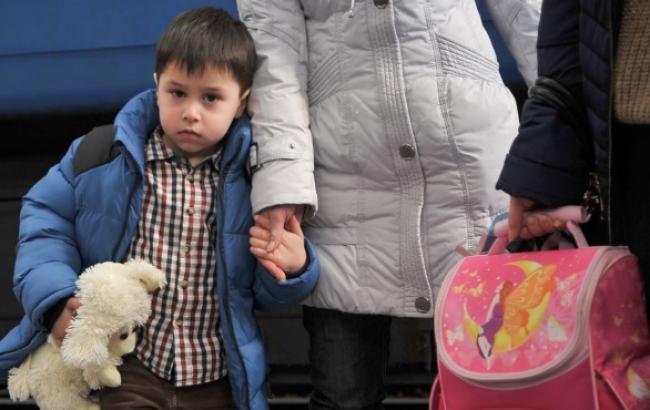 Кількість вимушених переселенців з Криму і Донбасу зросла до 452 тис. осіб, - ДержНС
