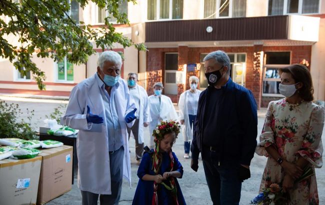 Фонд Порошенко передал Винницкой районной больнице защитные костюмы