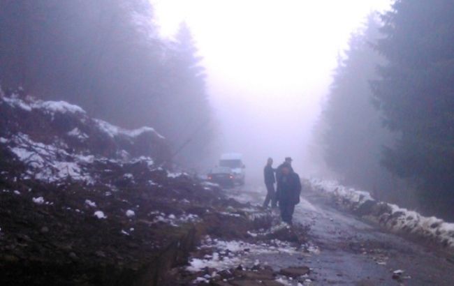 У Закарпатській області через дощі обвалилася підпірна стінка, автомобільний рух ускладнено