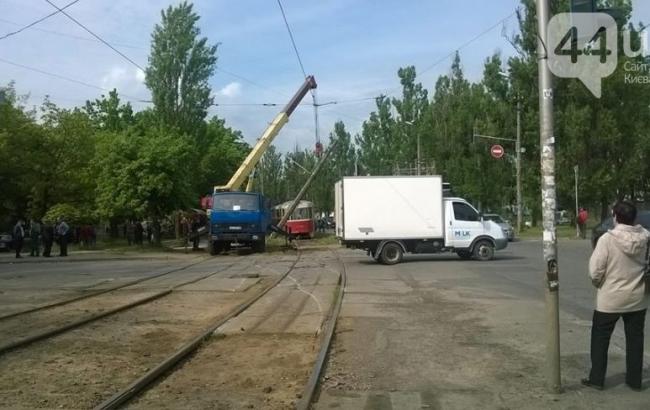 У Києві стовп спровокував зупинку трамваїв