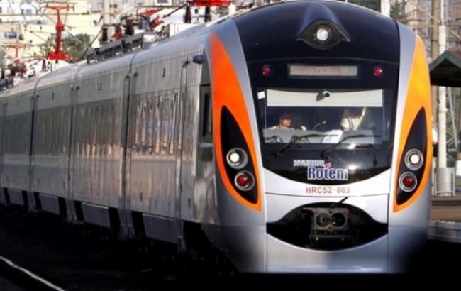 У Львівській обл. на залізничному переїзді авто зіткнулося з потягом