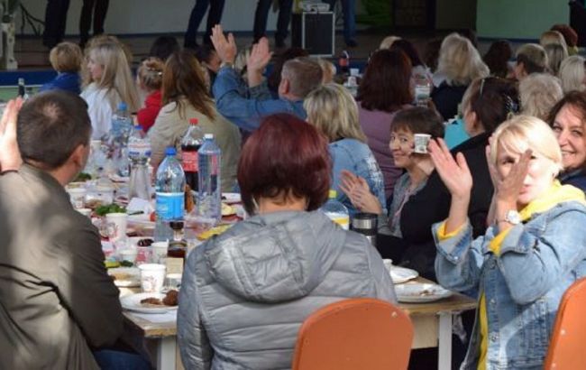 Миколаївські педагоги і топ-чиновники порушили карантин на День вчителя: спалахнув скандал