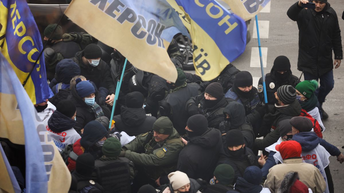 В Києві в ході протесту стались сутички під Радою