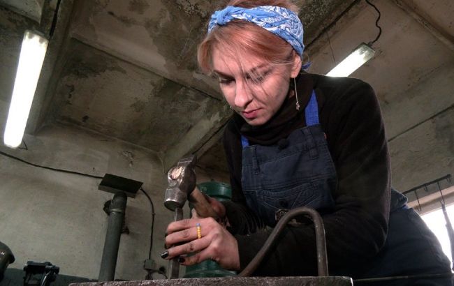 Под Черниговом женщина стала кузнецом, чтобы сохранить дело мужа, пока он на войне (видео)