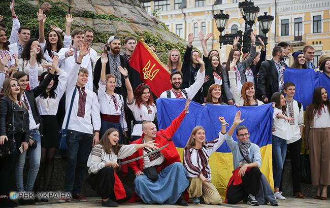 Украинцам показали уникальную 900-летнюю писанку (видео)