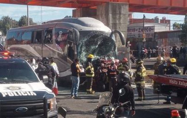 У Мексиці автобус протаранив кілька автомобілів: є загиблі і постраждалі