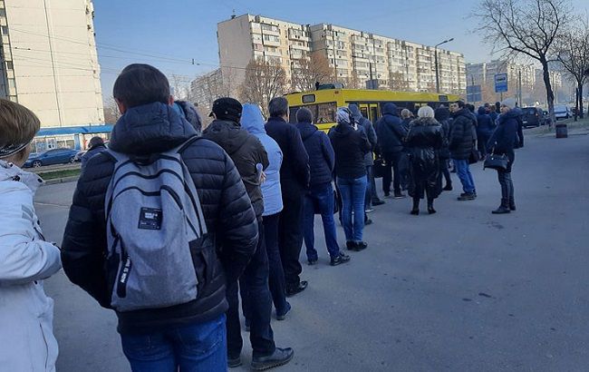 Огромные очереди и переполненные автобусы: как в Киеве "соблюдают" карантин