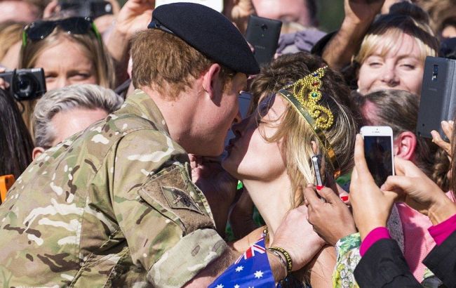 Принц Гарри поцеловал фанатку с плакатом "Женись на мне"