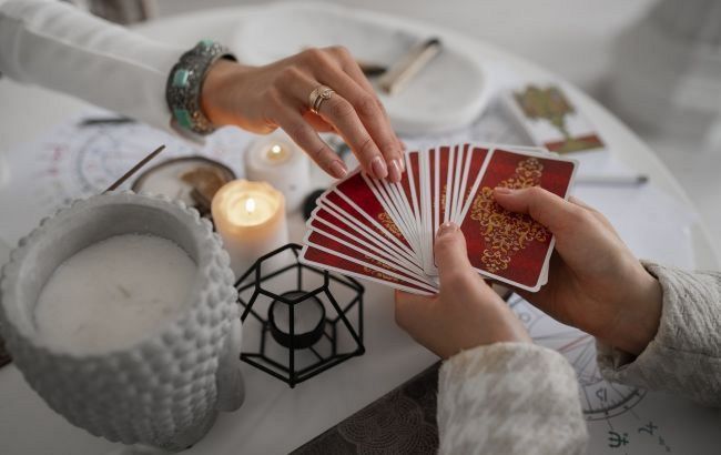 Таро-гороскоп на 26 липня: Діви за крок від фатальної помилки, а Овни повірять у диво