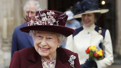Королева Єлизавета II відмовилася від необхідної операції