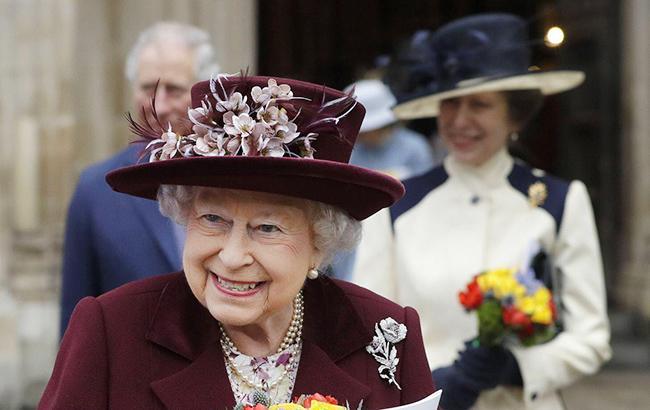 Королева Єлизавета II відмовилася від необхідної операції