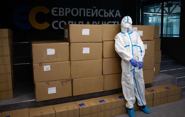 Фонд Порошенко отправил в регионы защитные костюмы для врачей