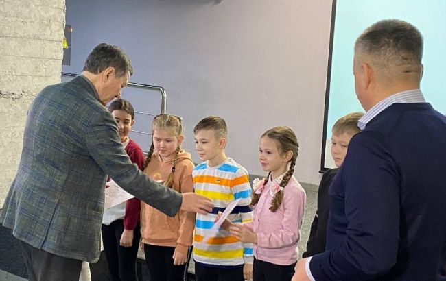 В Виннице дети собрали для армии более миллиона гривен: юных волонтеров наградили (видео)