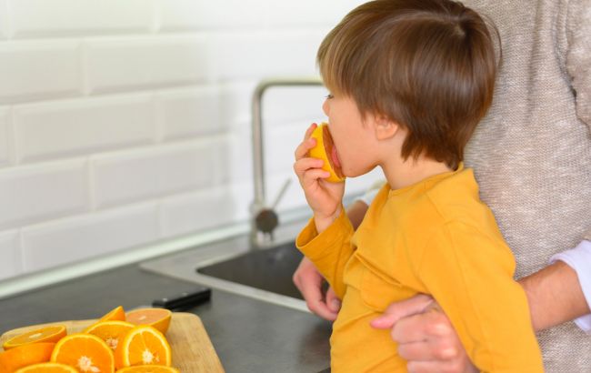 Лікар розповіла, які фрукти можна давати дитині та у якій кількості