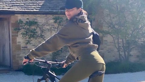 46-річна Вікторія Бекхем захопила спортивною фігурою в стильному образі для тренувань