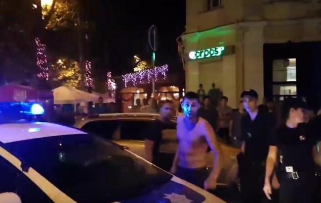 "Какая смешная полиция": в Николаеве пьяные "мажоры" устроили дебош с дракой