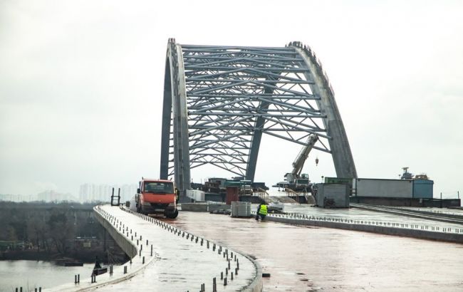 В Киеве сильный ветер повалил часть конструкций Подольского моста