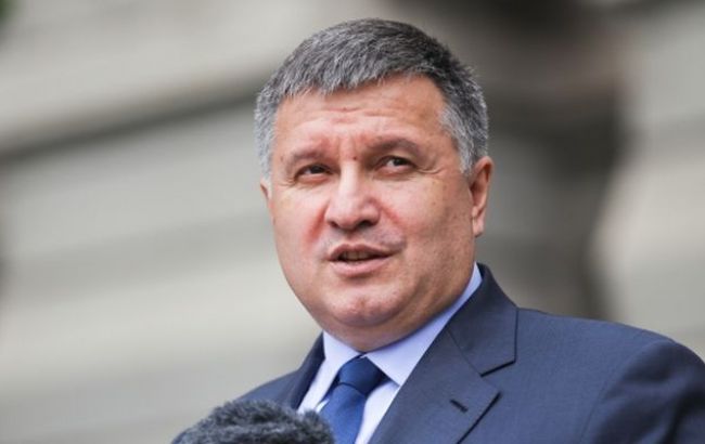 Задержанный на взятке сотрудник ГФС должен был передать деньги руководству, - Аваков