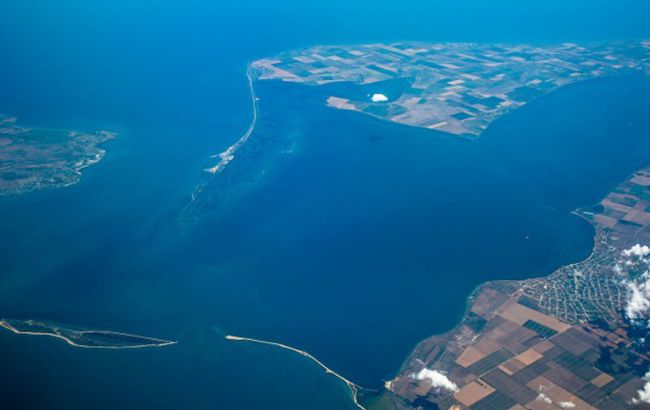 В Керченском проливе судно врезалось в рабочий мост