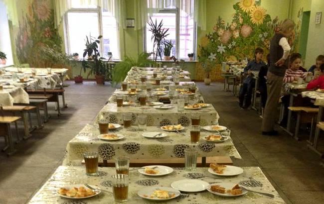 В Киеве ученикам на завтрак подали объедки