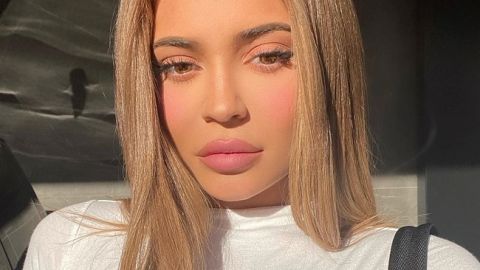 Так же красива? Кайли Дженнер показала себя без макияжа и с новой прической