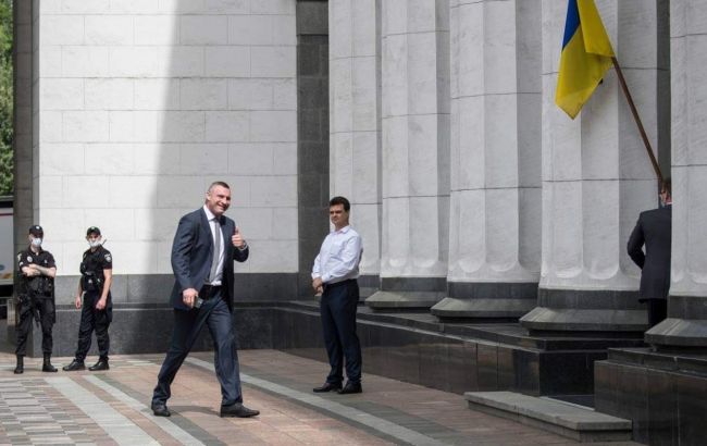 Кличко привітав українців з Днем Конституції