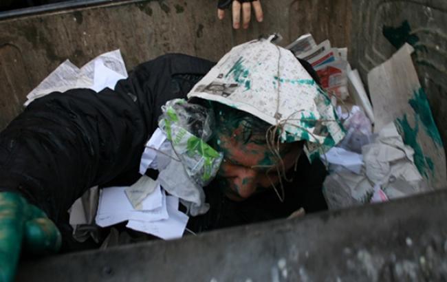 Кинутого у сміттєвий бак депутата Харківської міськради госпіталізовано