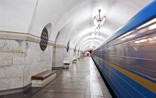 В Киеве на станции метро "Вокзальная" пассажир упал на рельсы