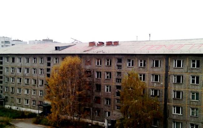 "SOS": замерзають сибіряки залишили послання Путіна на даху аварійного будинку