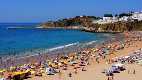 Португалия готова принимать туристов