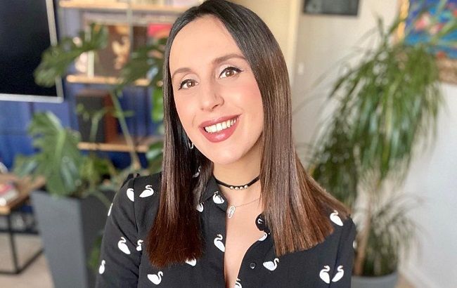 Вся так і світиться: Джамала показала чималенький животик в стильному платті