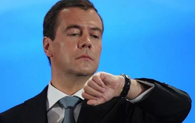Медведев посоветовал министру ставить себе будильник "в разные места"