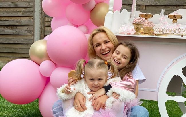 Девочки-цветочки: Лилия Ребрик с дочерьми очаровали милым family look