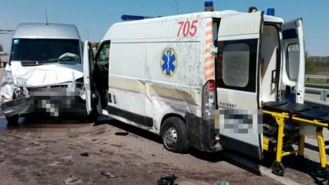 Под Киевом пьяный водитель "скорой" влетел в бус: госпитализировали бригаду медиков