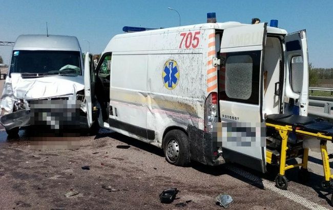 Под Киевом пьяный водитель "скорой" влетел в бус: госпитализировали бригаду медиков