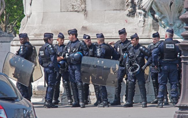 У Франції перепишуть закон про фото з поліцейськими, який спровокував протести