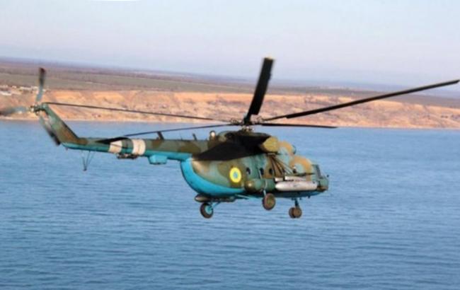У Донецькій області військовий вертоліт пролетів над пляжем (відео)