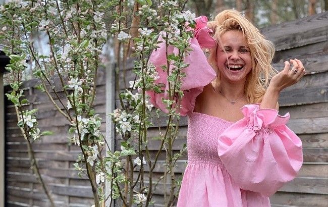 Ярче солнца: лучезарная Лилия Ребрик очаровала ярким луком в воздушном наряде